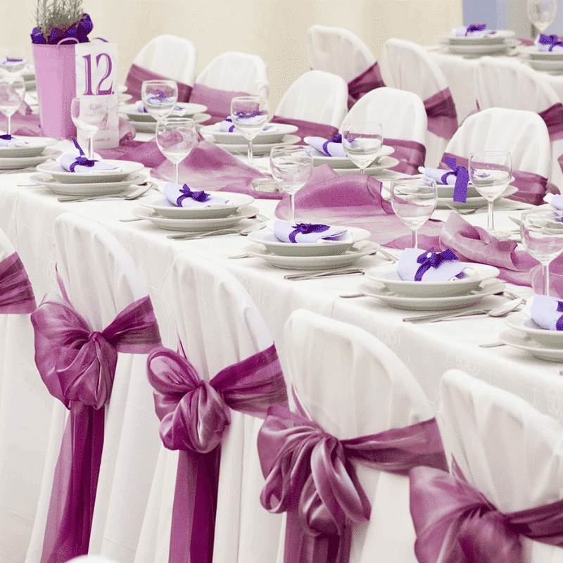 Una mesa decorada con temática de cumpleaños sobre la cual es muy elegante, con manteles lazos y vajillas elegantes, todo esto es un servicio de mantelería ofrecido por Fabiola Kid's