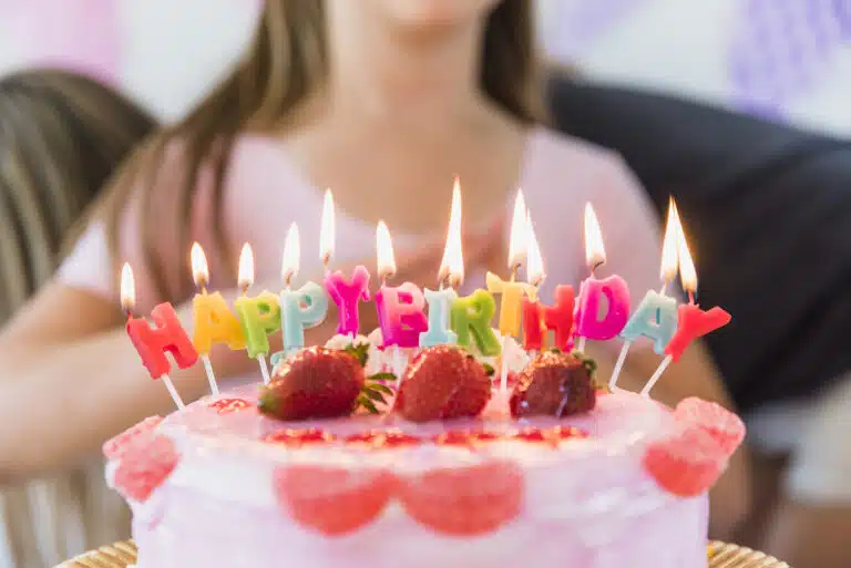 Ideas para velas de cumpleaños, Como Organizar las Velas y Encendedor para el Pastel: ¡Que no falte la Luz en tu Fiesta!