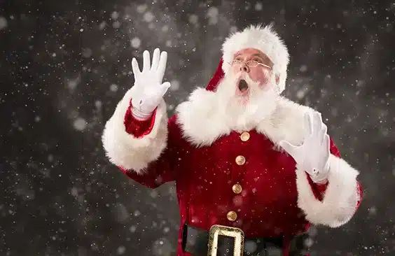 Santa Claus real en medio de la nieve